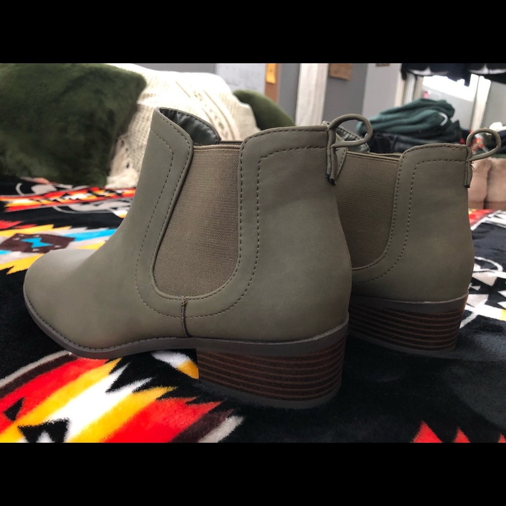 women’s olive green boots